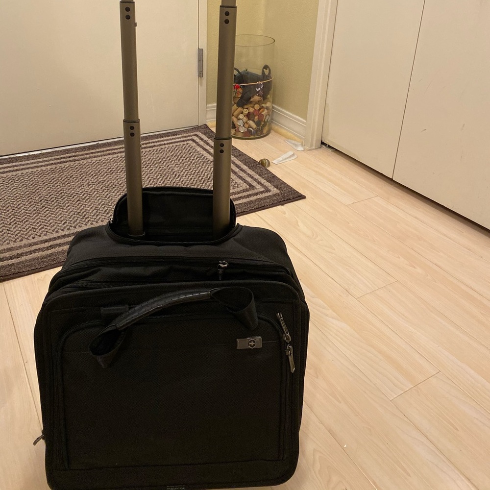 Victorinox wheeled laptop carry on brief